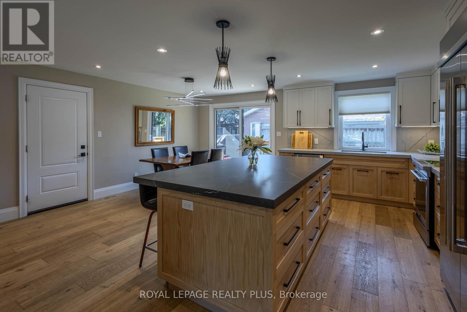 884 Eagle Drive, Burlington, ON - Indoor Photo Showing Kitchen