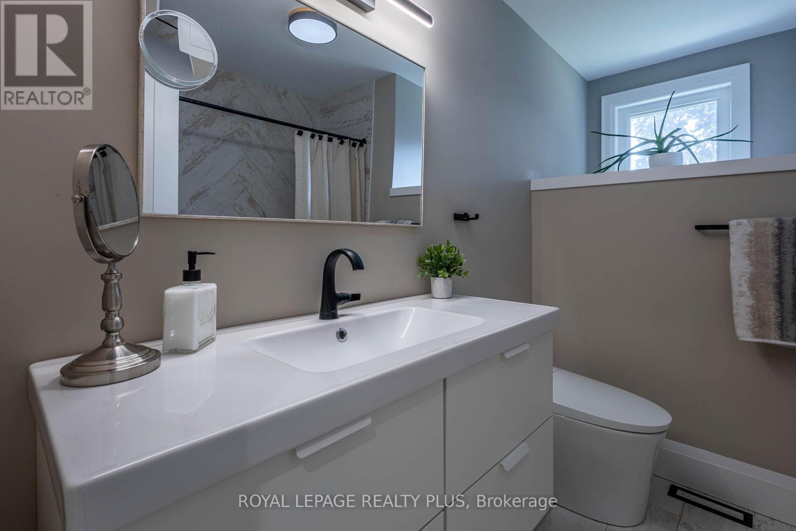884 Eagle Drive, Burlington, ON - Indoor Photo Showing Bathroom