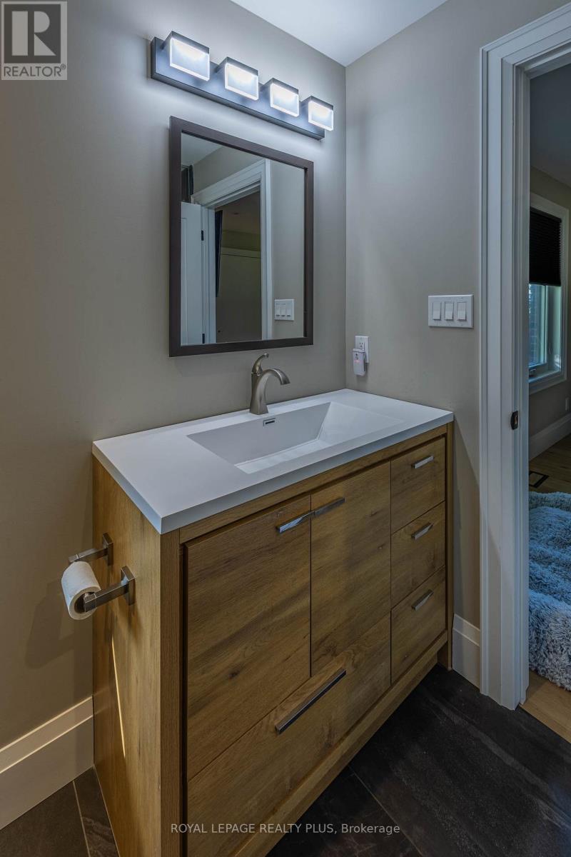884 Eagle Drive, Burlington, ON - Indoor Photo Showing Bathroom