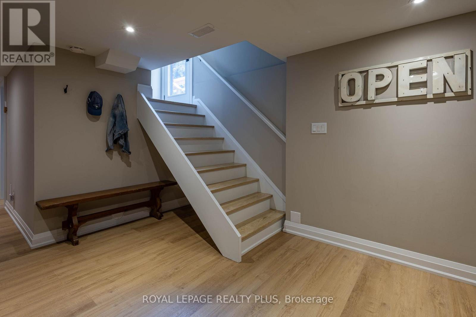 884 Eagle Drive, Burlington, ON - Indoor Photo Showing Other Room