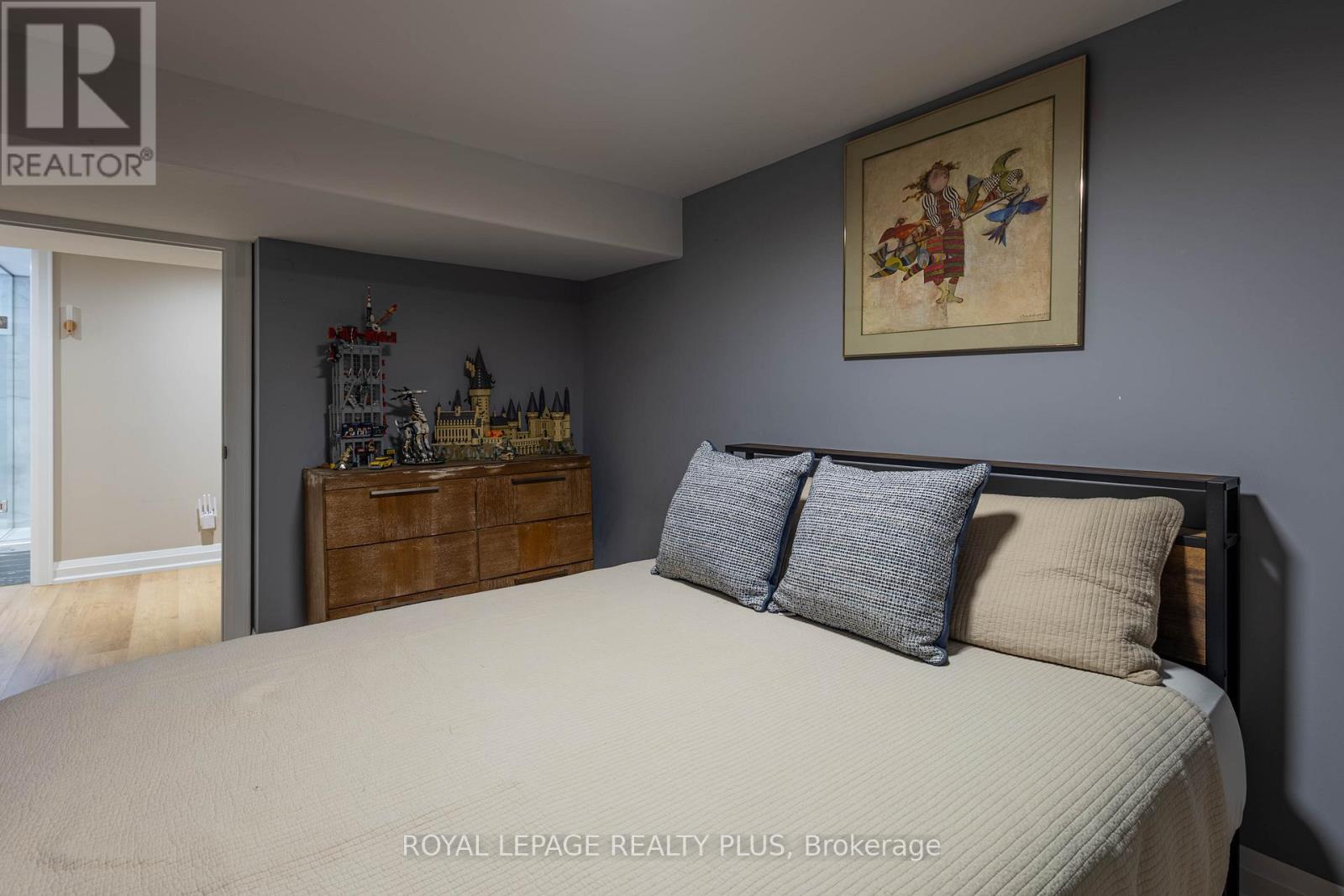 884 Eagle Drive, Burlington, ON - Indoor Photo Showing Bedroom
