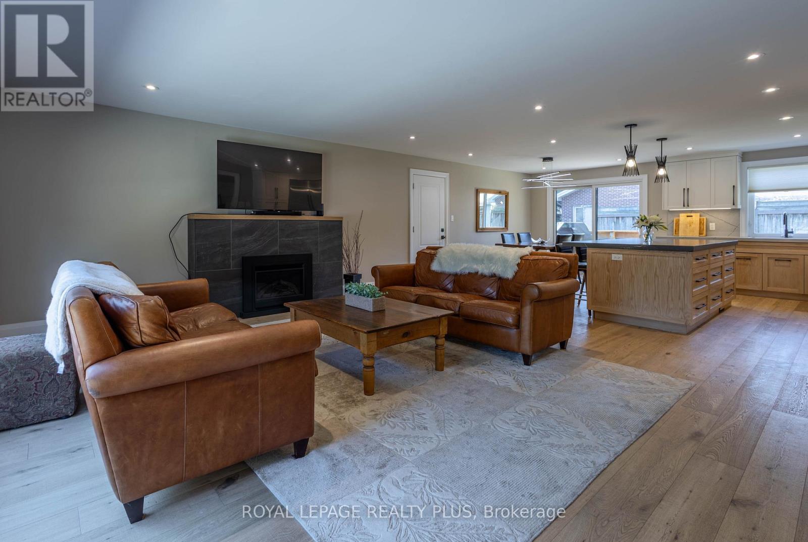 884 Eagle Drive, Burlington, ON - Indoor Photo Showing Living Room With Fireplace