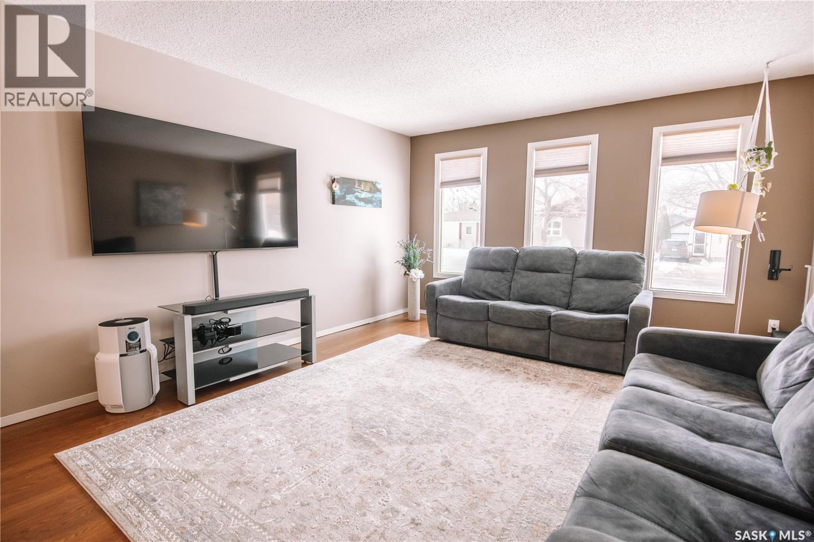203 Paynter Crescent, Regina, SK - Indoor Photo Showing Living Room
