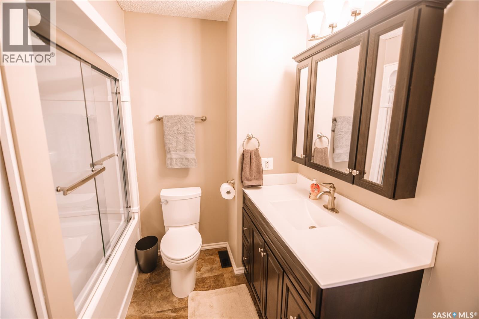 203 Paynter Crescent, Regina, SK - Indoor Photo Showing Bathroom