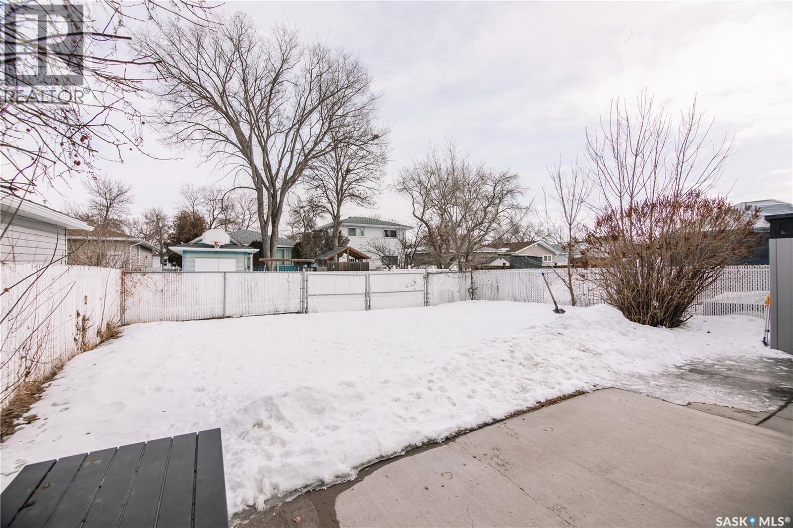 203 Paynter Crescent, Regina, SK - Outdoor
