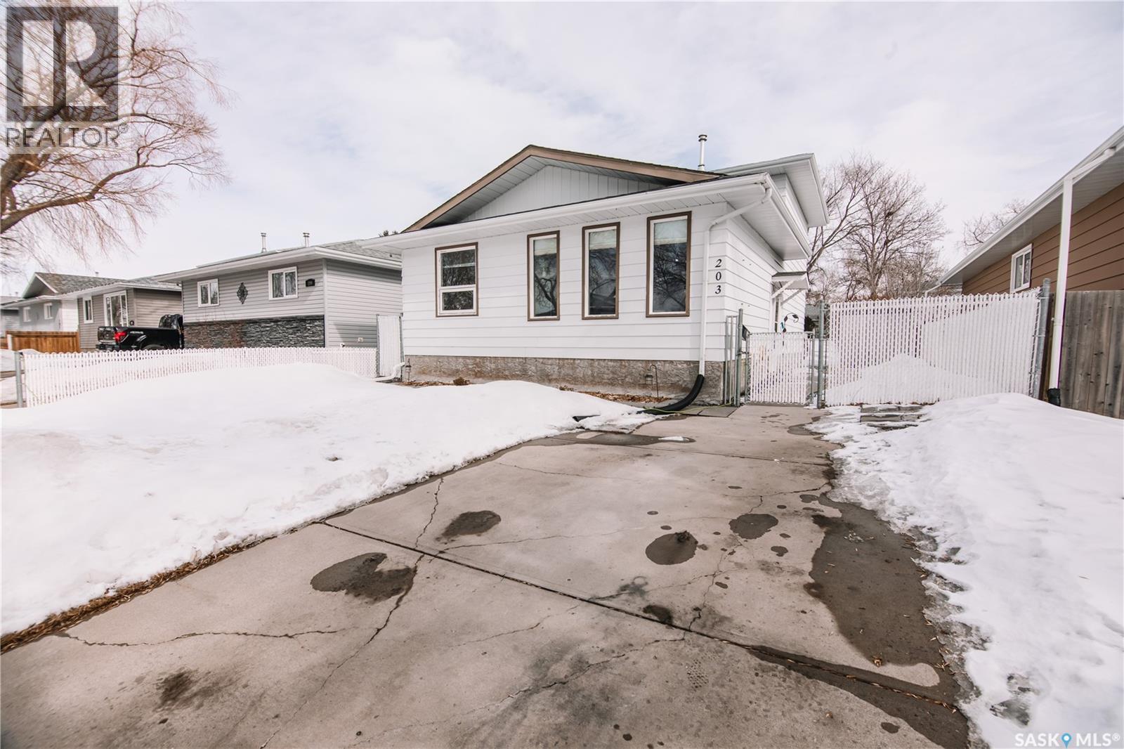 203 Paynter Crescent, Regina, SK - Outdoor
