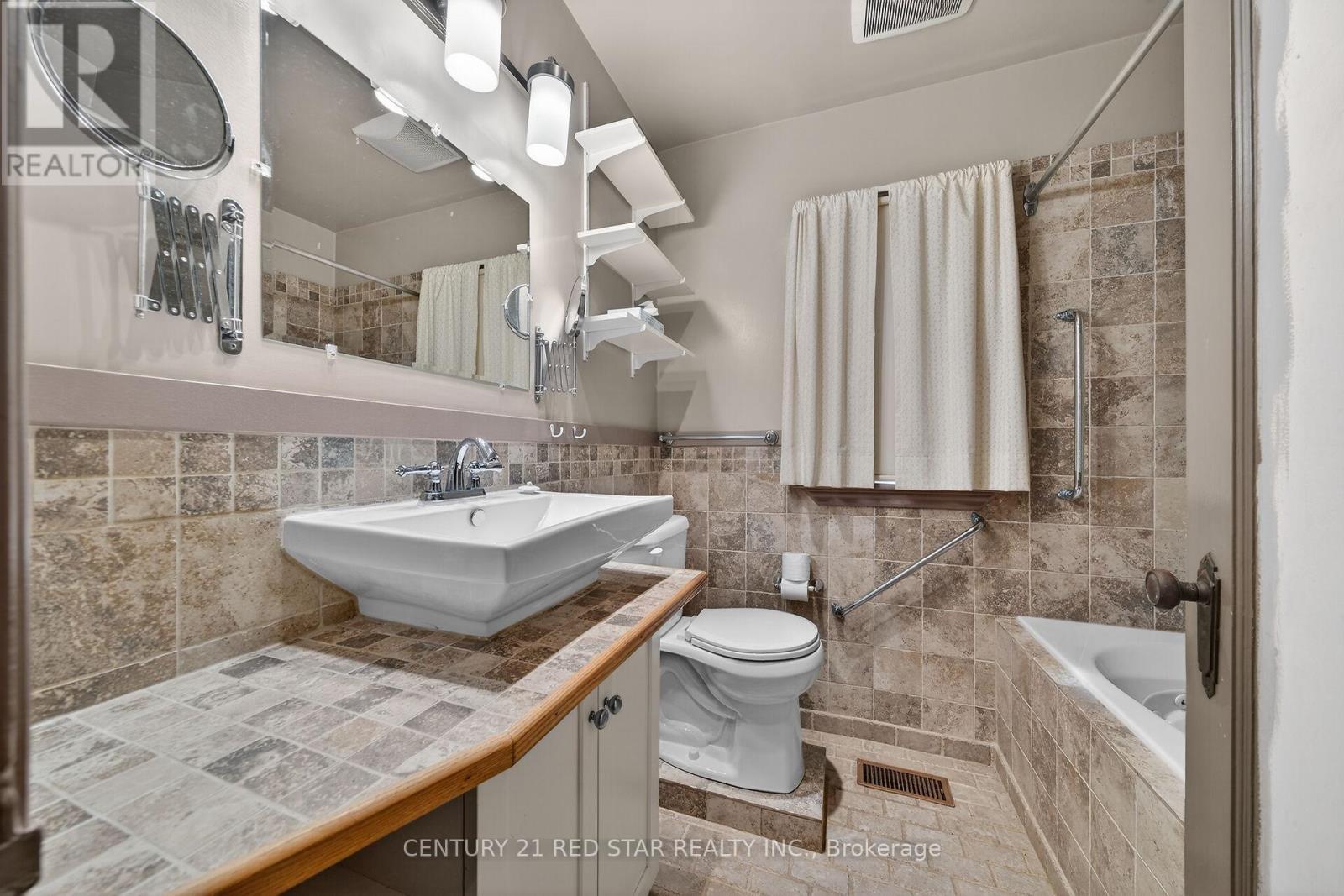 210 Huxley Avenue S, Hamilton, ON