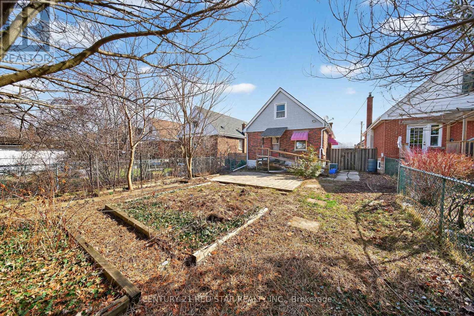 210 Huxley Avenue S, Hamilton, ON