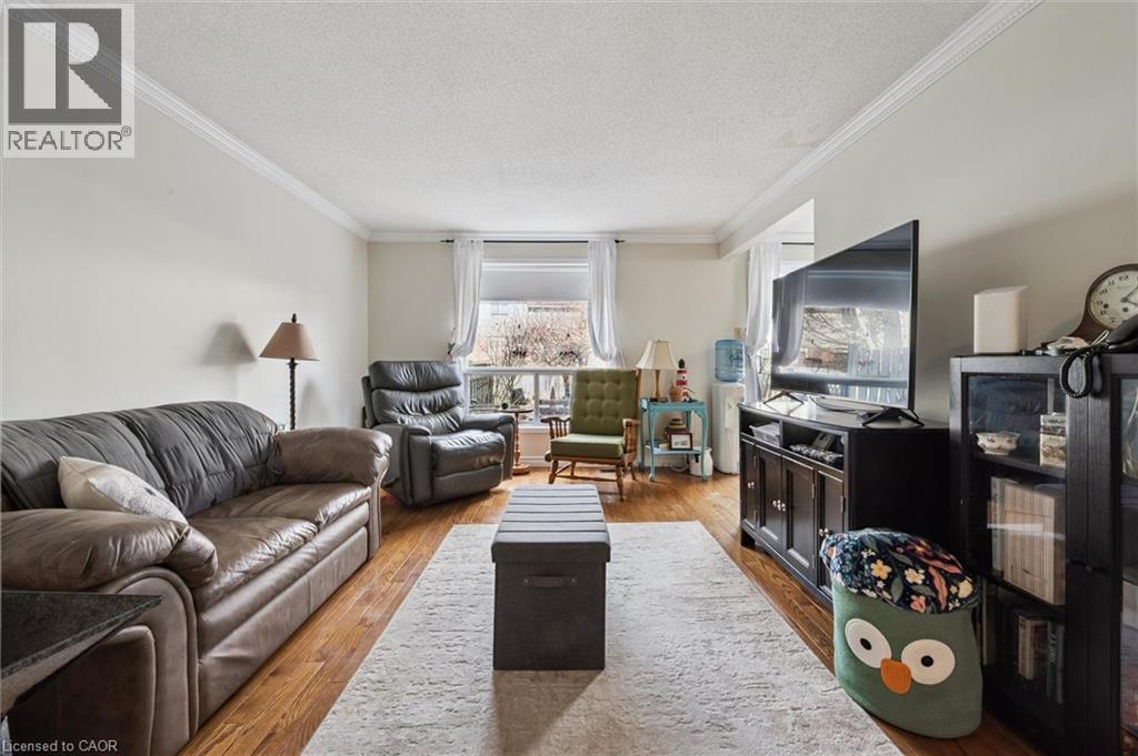 37 Edgemere Drive, Cambridge, ON - Indoor Photo Showing Living Room