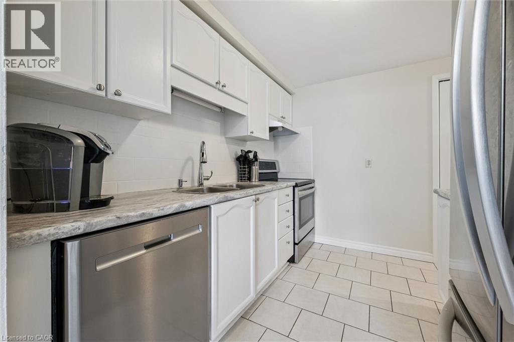 37 Edgemere Drive, Cambridge, ON - Indoor Photo Showing Kitchen With Double Sink With Upgraded Kitchen