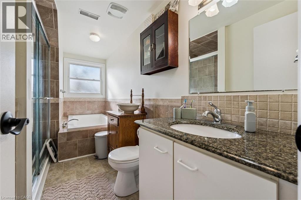 37 Edgemere Drive, Cambridge, ON - Indoor Photo Showing Bathroom