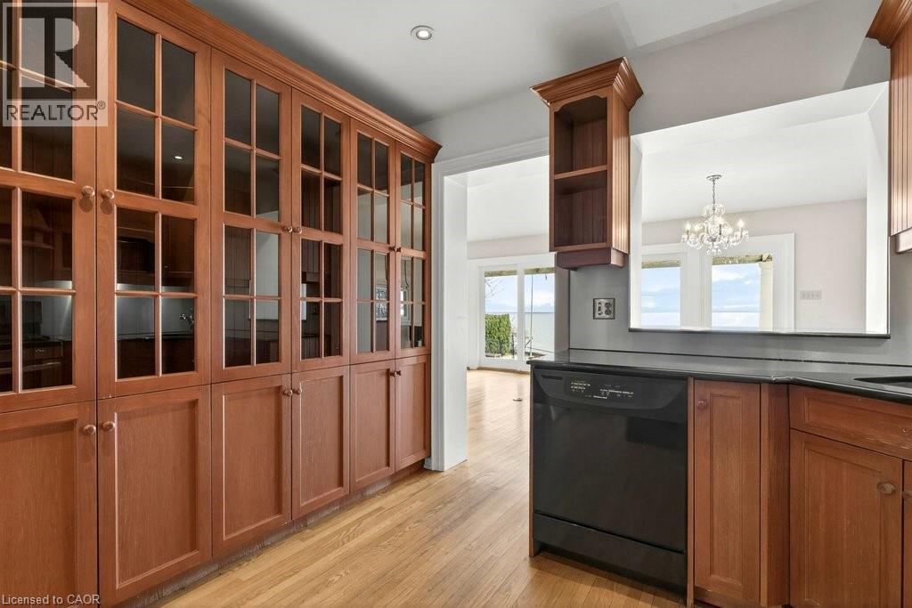 3196 Lakeshore Road, Burlington, ON - Indoor