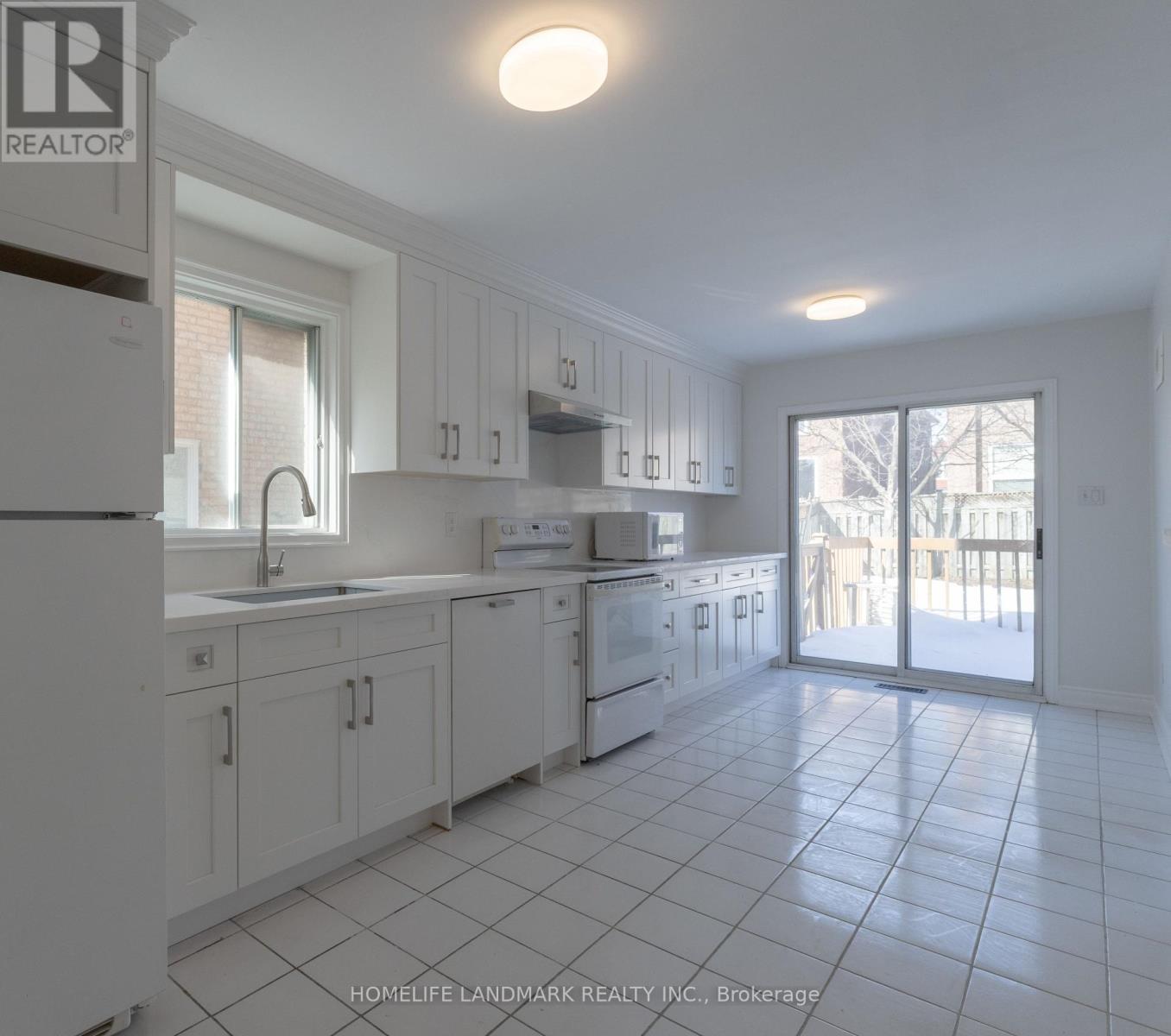 2453 Strathmore Crescent, Mississauga, ON - Indoor Photo Showing Kitchen