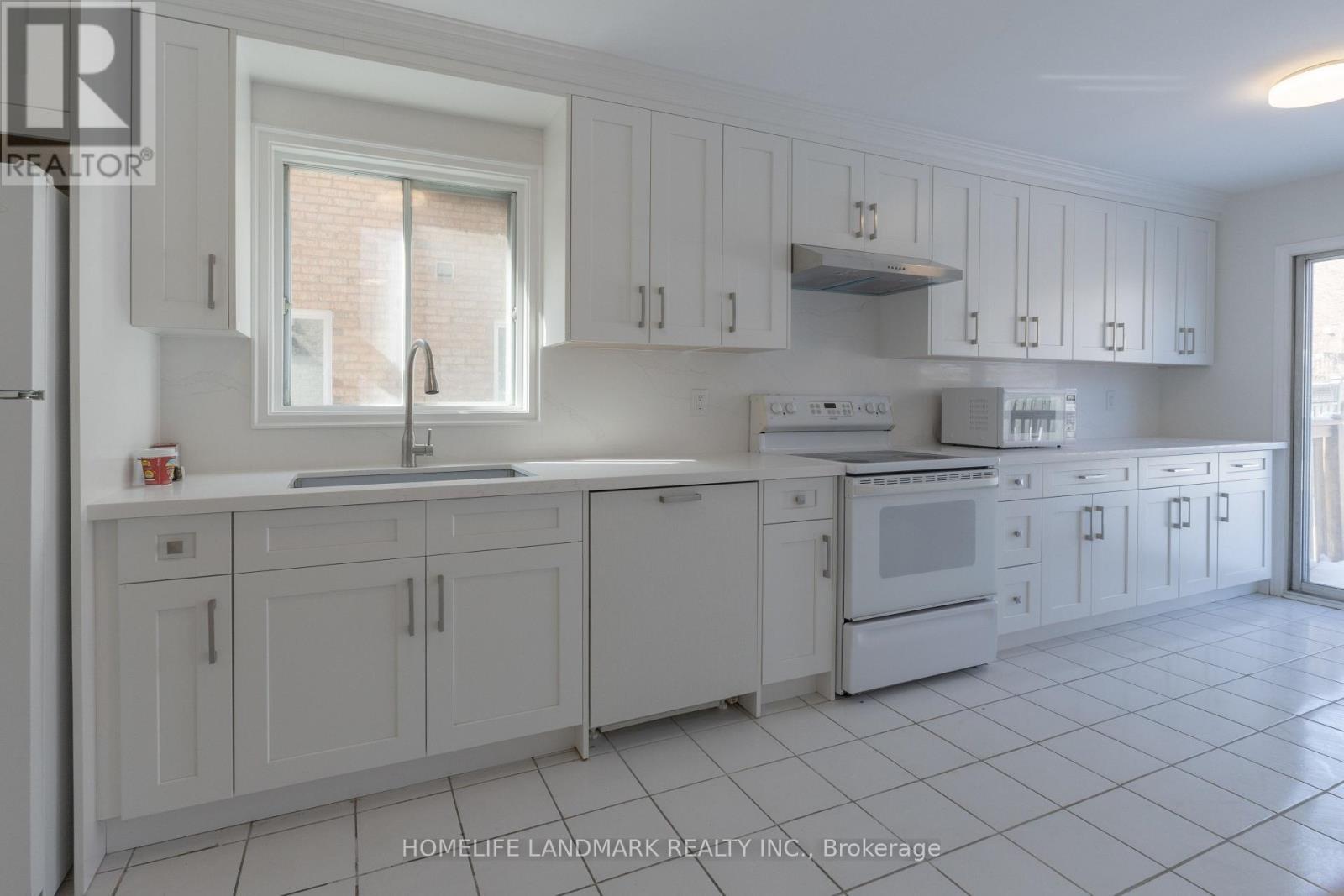 2453 Strathmore Crescent, Mississauga, ON - Indoor Photo Showing Kitchen