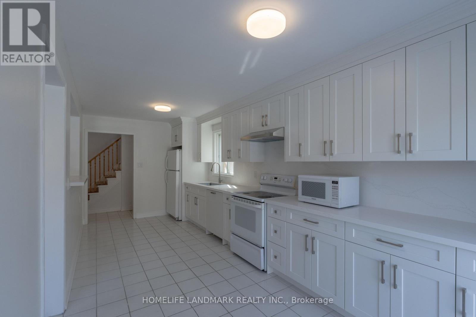 2453 Strathmore Crescent, Mississauga, ON - Indoor Photo Showing Kitchen
