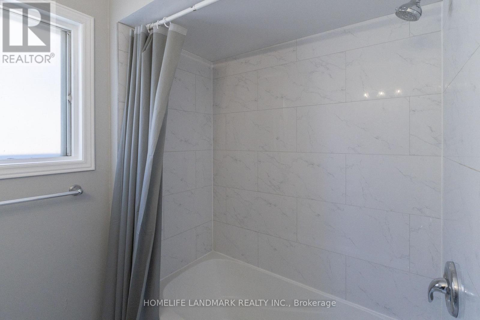 2453 Strathmore Crescent, Mississauga, ON - Indoor Photo Showing Bathroom