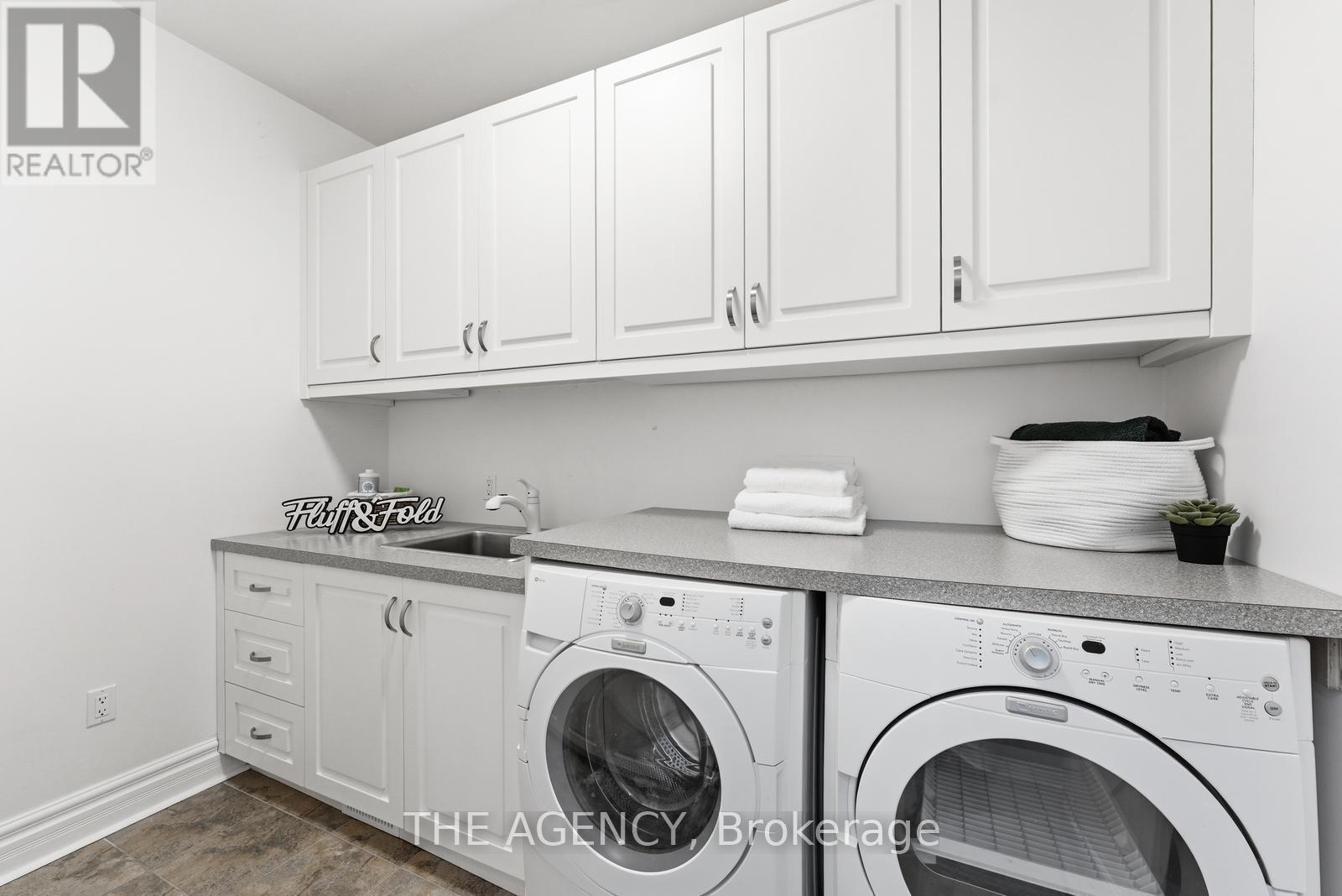 2659 2 Sideroad, Burlington, ON - Indoor Photo Showing Laundry Room