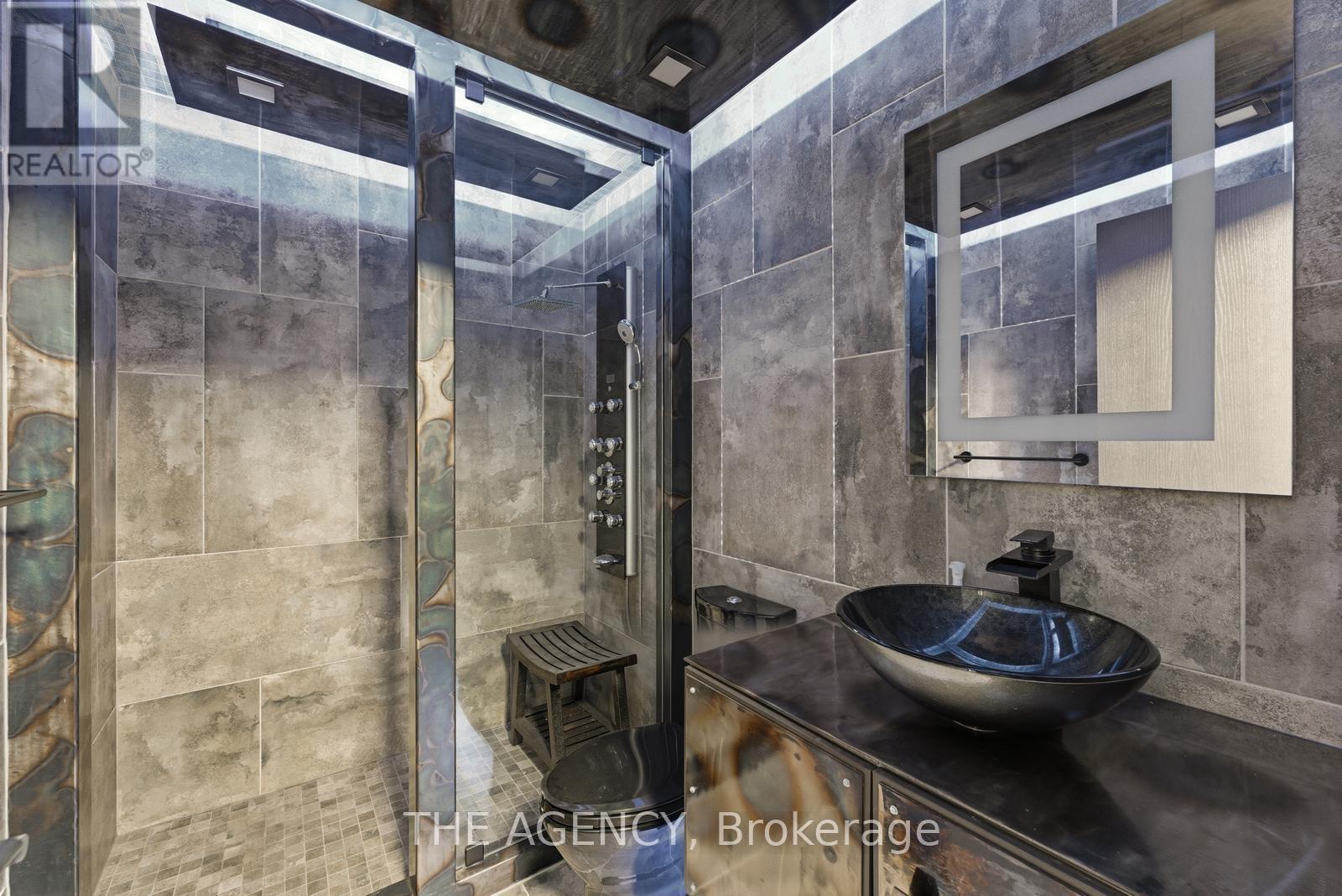 2659 2 Sideroad, Burlington, ON - Indoor Photo Showing Bathroom