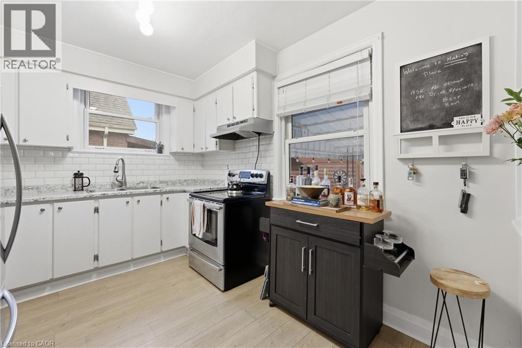 258 Cloverdale Avenue, Hamilton, ON - Indoor Photo Showing Kitchen With Upgraded Kitchen