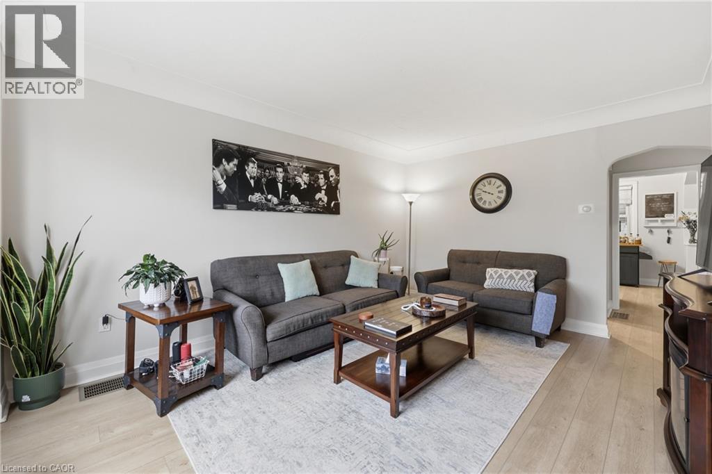 258 Cloverdale Avenue, Hamilton, ON - Indoor Photo Showing Living Room