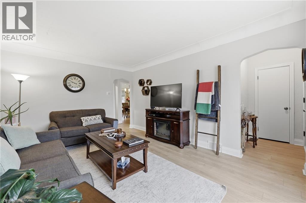258 Cloverdale Avenue, Hamilton, ON - Indoor Photo Showing Living Room
