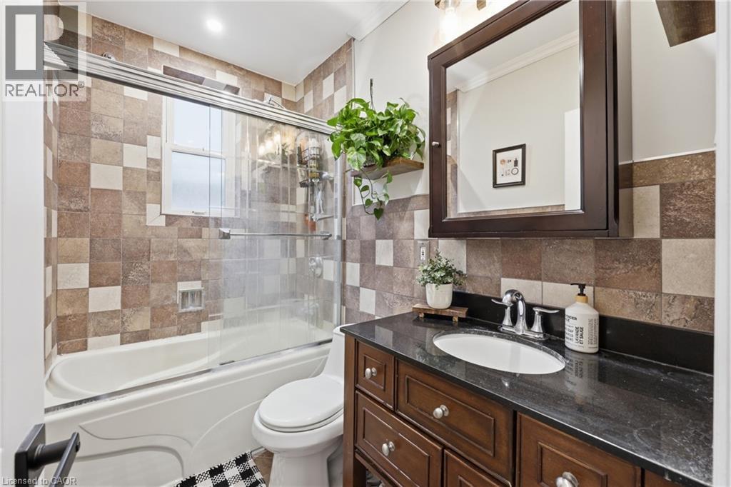 258 Cloverdale Avenue, Hamilton, ON - Indoor Photo Showing Bathroom