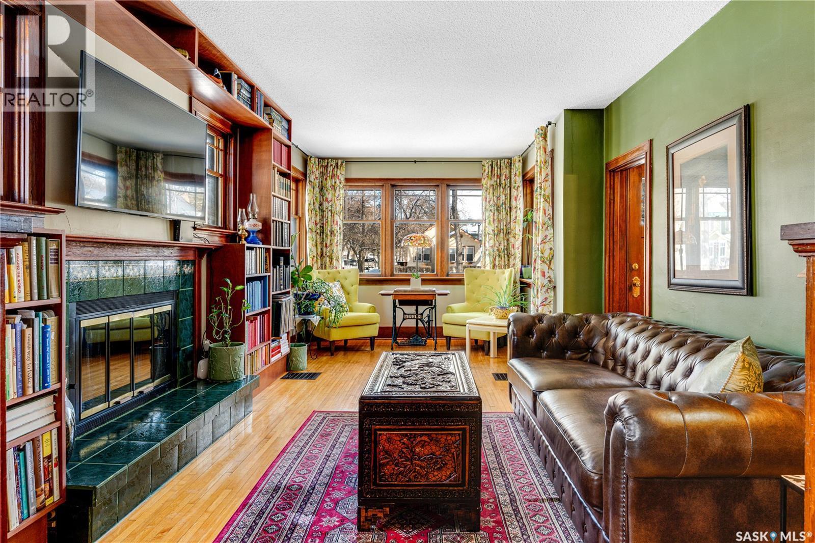 702 Lansdowne Avenue, Saskatoon, SK - Indoor Photo Showing Living Room With Fireplace