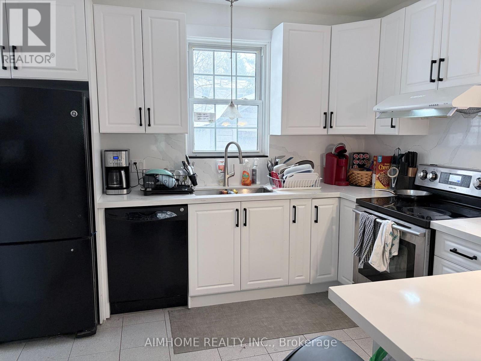 110 Traymore Avenue, Hamilton, ON - Indoor Photo Showing Kitchen With Double Sink