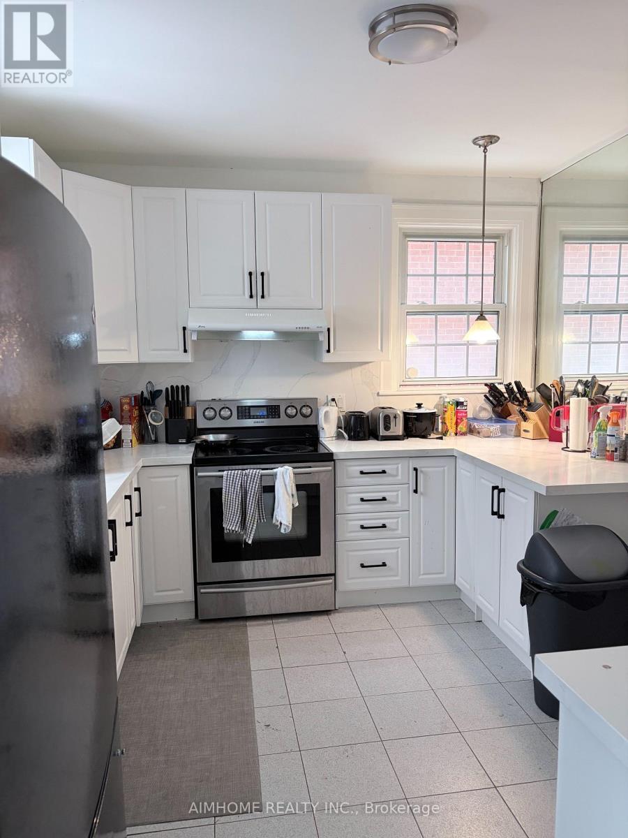 110 Traymore Avenue, Hamilton, ON - Indoor Photo Showing Kitchen