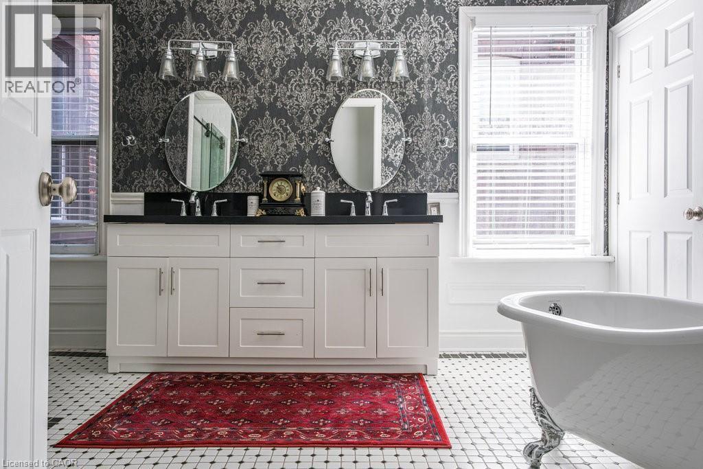 122 East Avenue S, Hamilton, ON - Indoor Photo Showing Bathroom