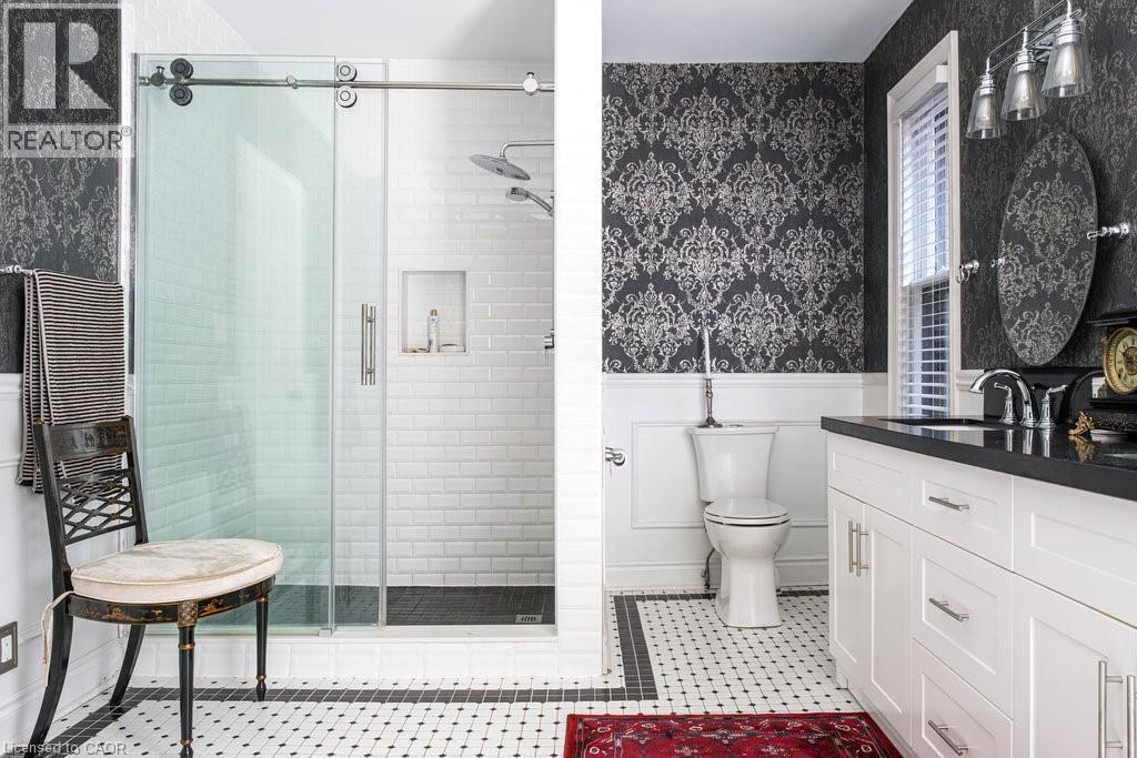 122 East Avenue S, Hamilton, ON - Indoor Photo Showing Bathroom