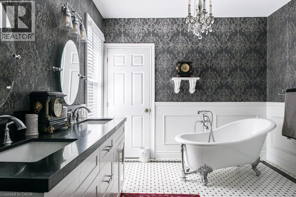 122 East Avenue S, Hamilton, ON - Indoor Photo Showing Bathroom