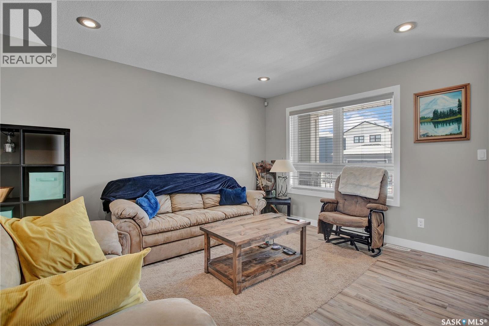 321 Secord Way, Saskatoon, SK - Indoor Photo Showing Living Room