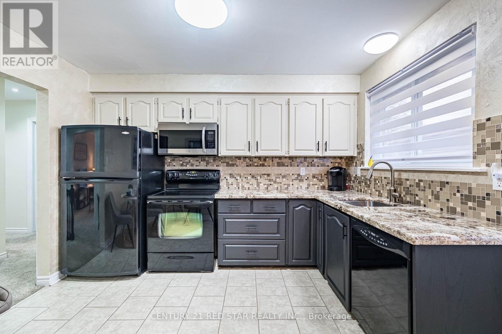 Very Large Kitchen, So Much Counter Space - 25 Devonshire Drive, Brampton, ON - Indoor Photo Showing Kitchen