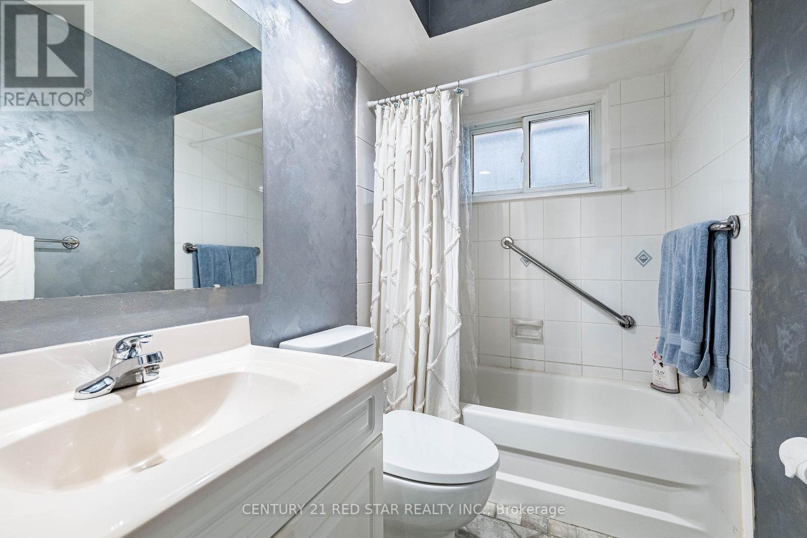 Accessible Washroom - 25 Devonshire Drive, Brampton, ON - Indoor Photo Showing Bathroom