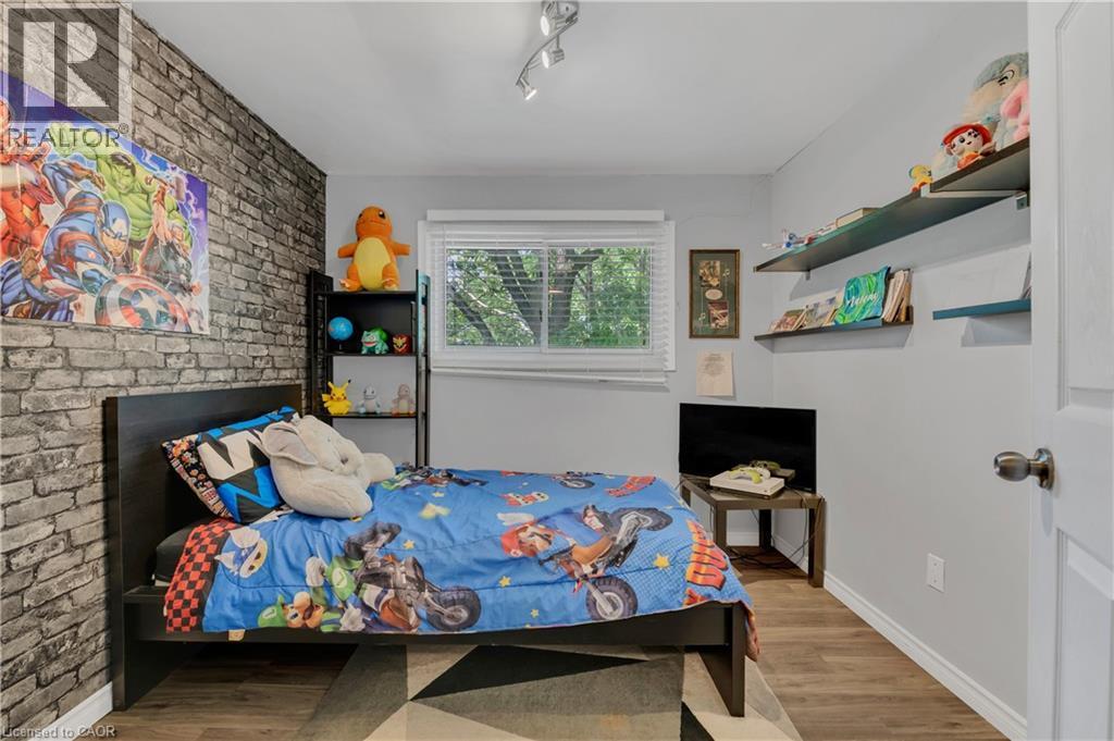 18 Riverdale Drive, Hamilton, ON - Indoor Photo Showing Bedroom