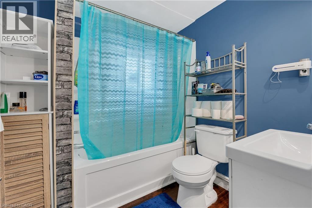 18 Riverdale Drive, Hamilton, ON - Indoor Photo Showing Bathroom