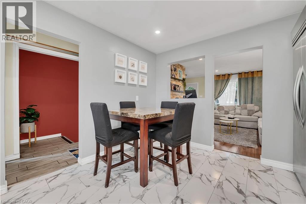 18 Riverdale Drive, Hamilton, ON - Indoor Photo Showing Dining Room