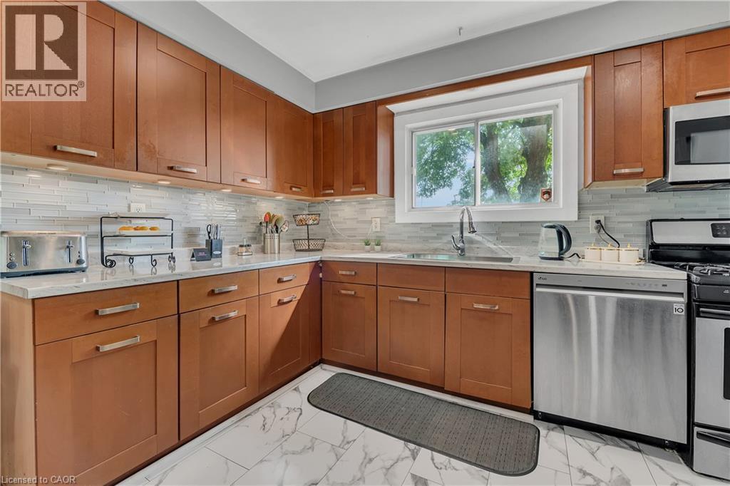 18 Riverdale Drive, Hamilton, ON - Indoor Photo Showing Kitchen