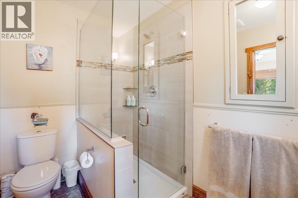 Master bedroom ensuite - 3371 Highway 3B, Fruitvale, BC