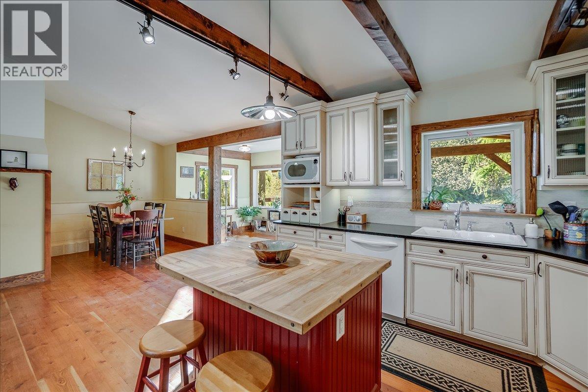 3371 Highway 3B, Fruitvale, BC