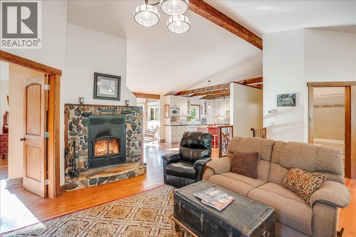 3371 Highway 3B, Fruitvale, BC
