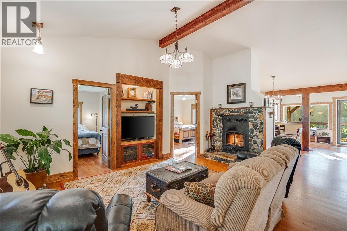 3371 Highway 3B, Fruitvale, BC