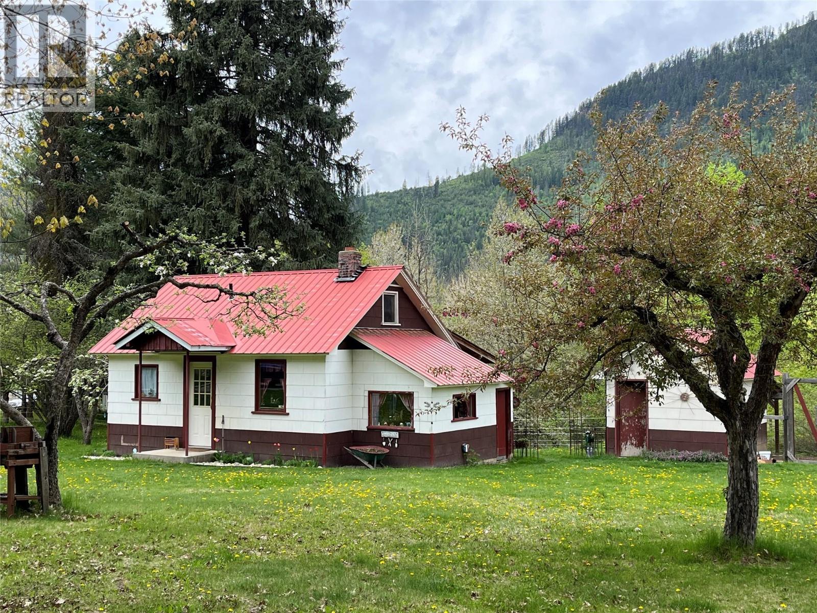3371 Highway 3B, Fruitvale, BC