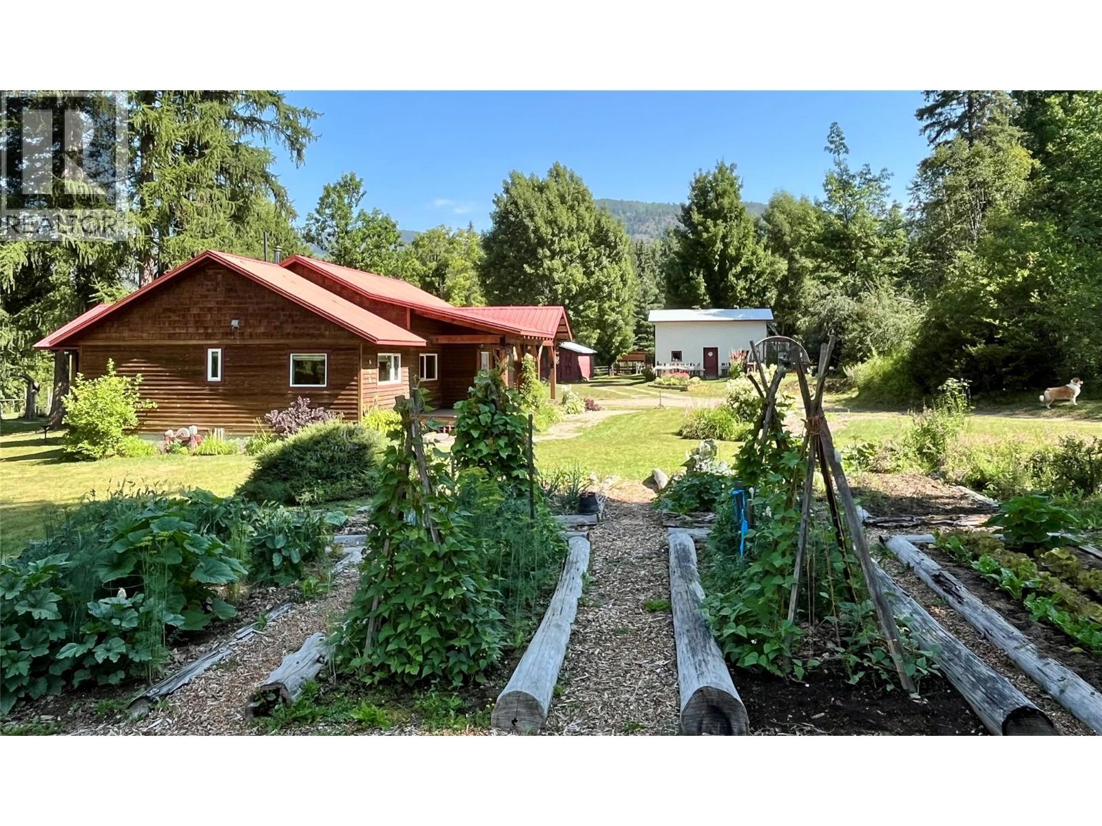 3371 Highway 3B, Fruitvale, BC