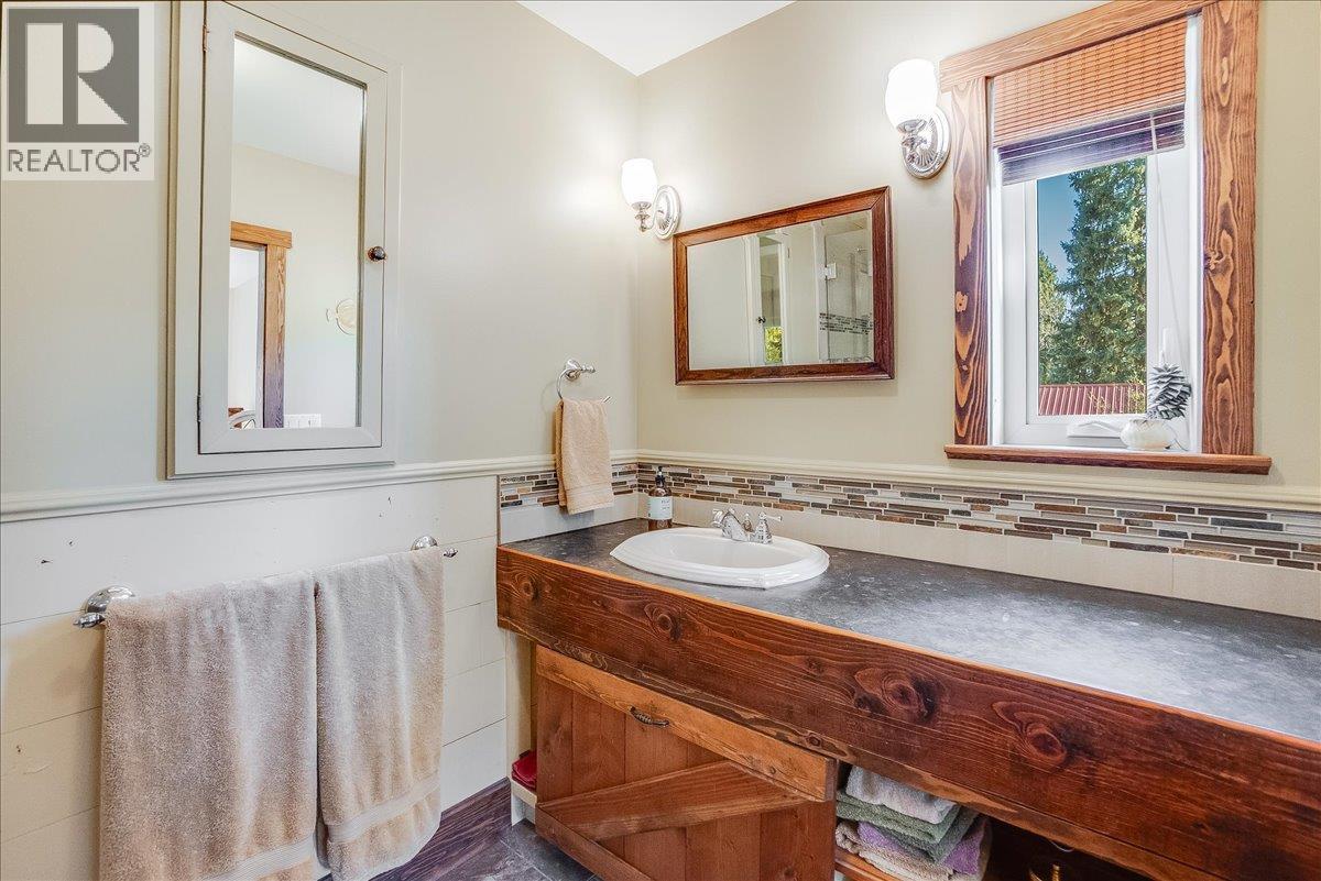 Master Bedroom ensuite - 3371 Highway 3B, Fruitvale, BC