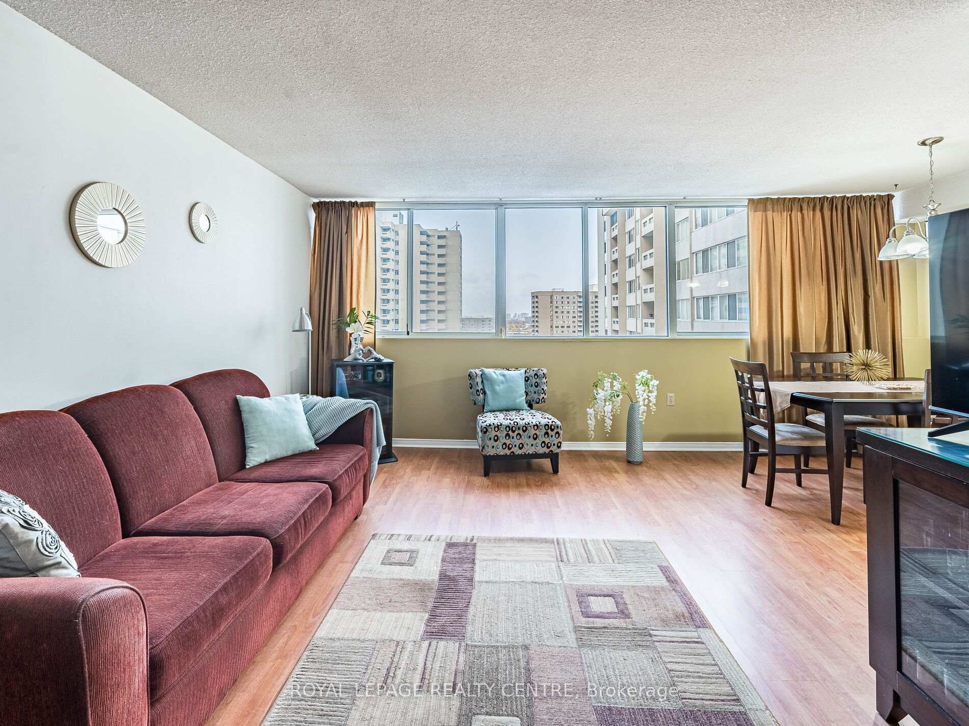 1604-3590 Kaneff Crescent W, Mississauga, ON - Indoor Photo Showing Living Room