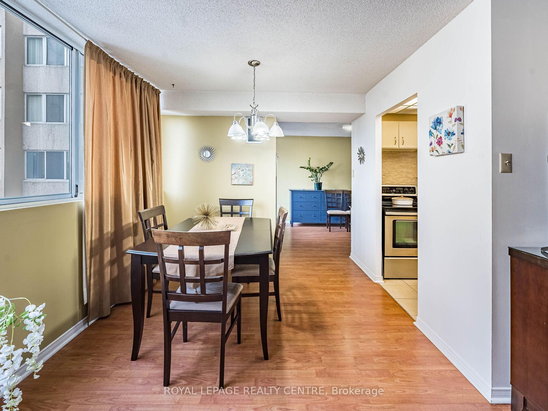 1604-3590 Kaneff Crescent W, Mississauga, ON - Indoor Photo Showing Dining Room