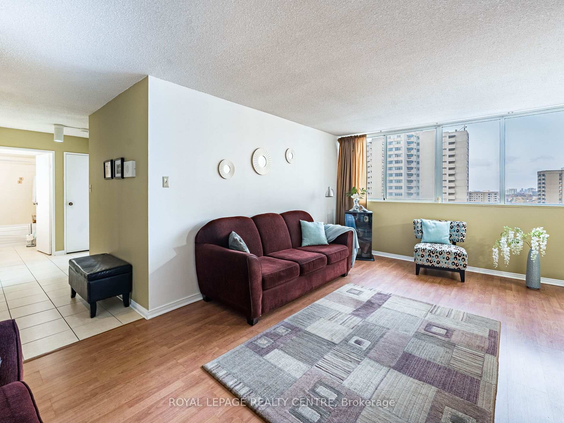 1604-3590 Kaneff Crescent W, Mississauga, ON - Indoor Photo Showing Living Room
