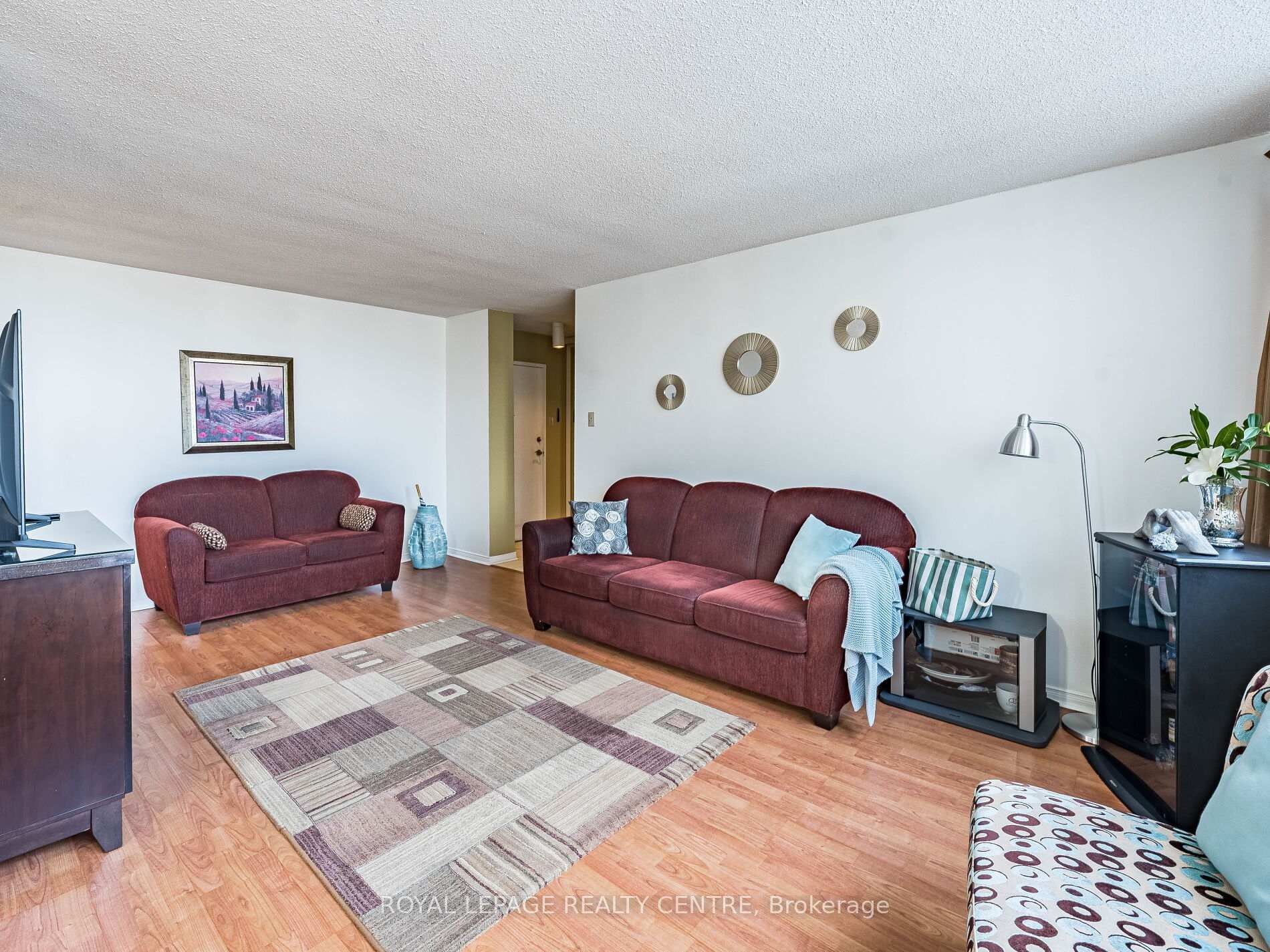1604-3590 Kaneff Crescent W, Mississauga, ON - Indoor Photo Showing Living Room